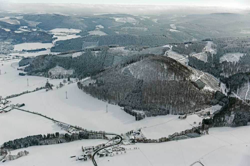 Luftaufnahme Bödefeld - Winter - Landschaft des mir Schnee bedeckten Schmallenberg im Wintersportgebiet Hochsauerland im Sauerland im Bundesland Nordrhein-Westfalen NRW