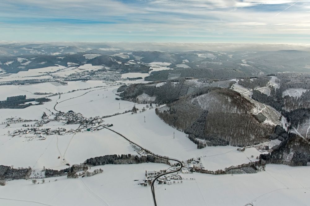 Bödefeld von oben - Winter - Landschaft des mir Schnee bedeckten Schmallenberg im Wintersportgebiet Hochsauerland im Sauerland im Bundesland Nordrhein-Westfalen NRW