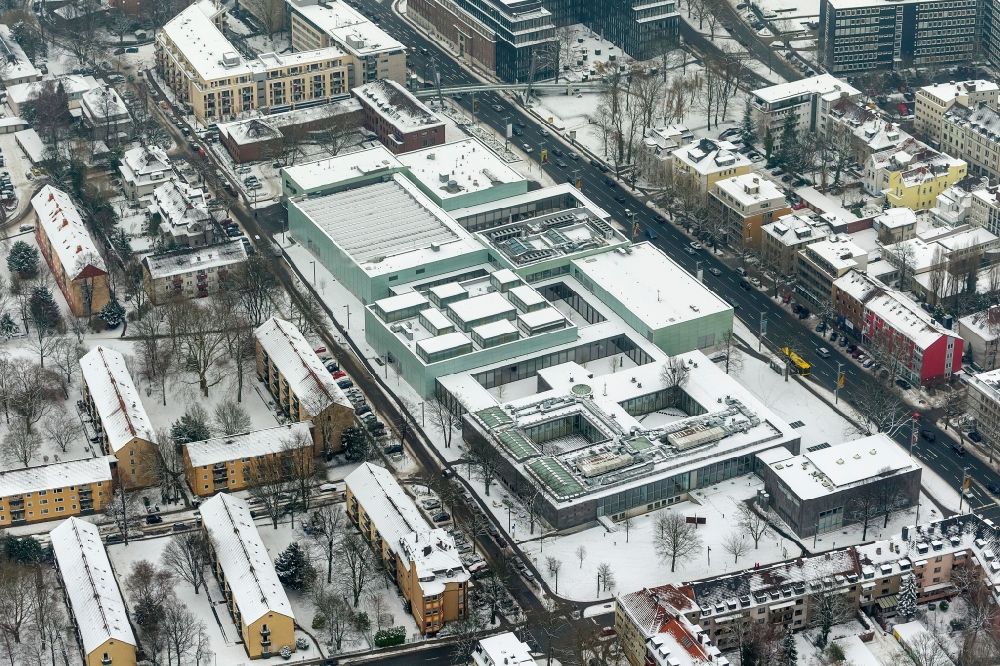 Luftaufnahme Essen - Winter - Landschaft des mit Schnee bedeckten Gebäudes des Folkwangmuseum / Museum Folkwang in Essen in Nordrhein-Westfalen