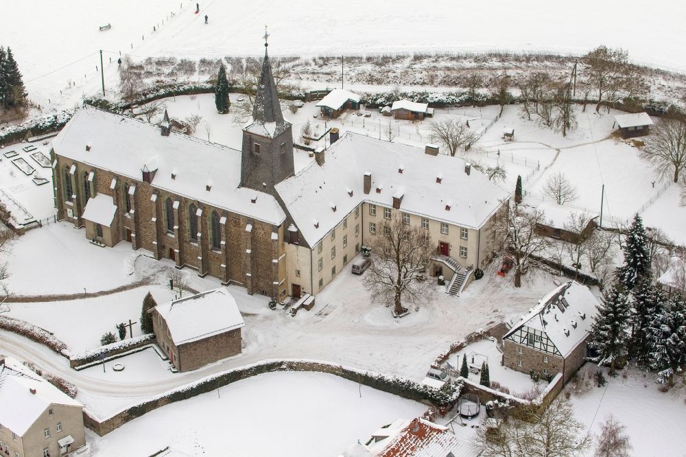 Luftbild Arnsberg OT Holzen - Winter Landschaft der mit Schnee bedeckten Kloster Oelinghausen mit Kirche im Ortsteil Holzen von Arnsberg im Bundesland Nordrhein-Westfalen NRW