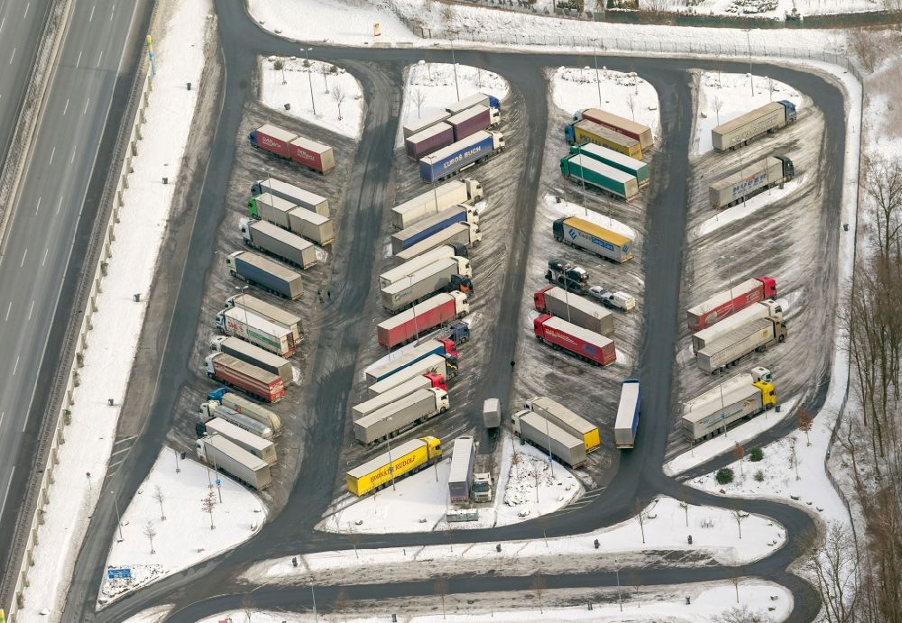 Luftbild Hamm - Winter - Landschaft des mit Schnee bedeckten LKW- Parkplatz an der Raststätte Hamm, einem gern für Lenkzeiten - Pausen im Güterverkehr genutzten Rastplatz in Hamm in Nordrhein-Westfalen