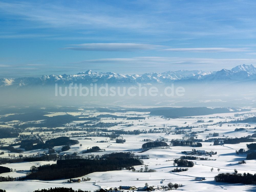 Luftbild Inzell - Winter - Landschaft mit schneebedeckten Feldern des Chiemgau vor dem Panorama des Alpen - Gebirge am Horizont bei Inzell in Bayern