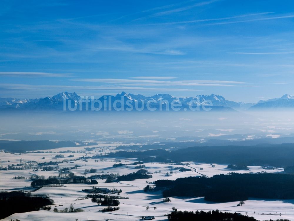 Luftaufnahme Inzell - Winter - Landschaft mit schneebedeckten Feldern des Chiemgau vor dem Panorama des Alpen - Gebirge am Horizont bei Inzell in Bayern