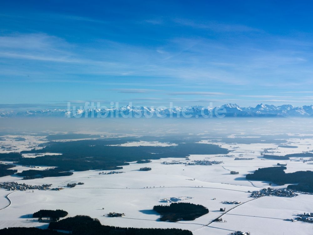 Inzell von oben - Winter - Landschaft mit schneebedeckten Feldern des Chiemgau vor dem Panorama des Alpen - Gebirge am Horizont bei Inzell in Bayern