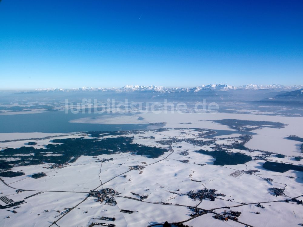 Inzell aus der Vogelperspektive: Winter - Landschaft mit schneebedeckten Feldern des Chiemgau vor dem Panorama des Alpen - Gebirge am Horizont bei Inzell in Bayern