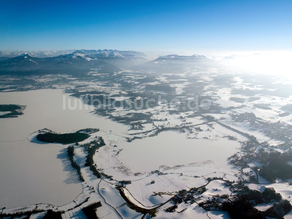Luftaufnahme Inzell - Winter - Landschaft mit schneebedeckten Feldern des Chiemgau vor dem Panorama des Alpen - Gebirge am Horizont bei Inzell in Bayern