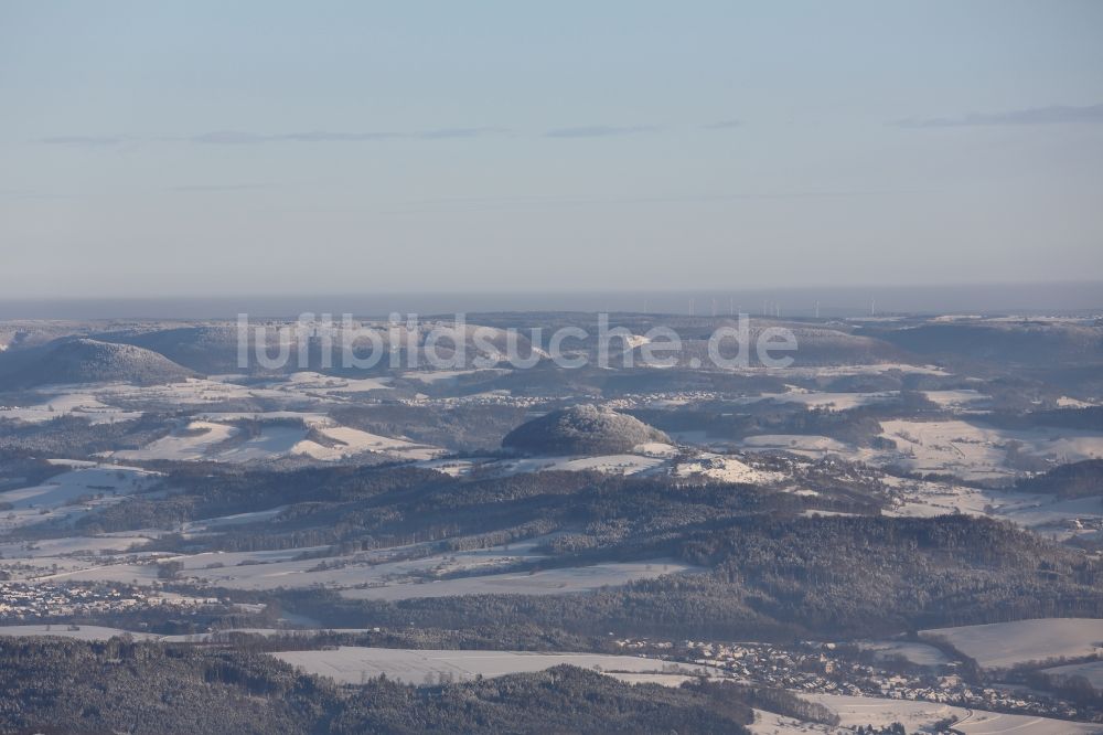 Furtwangen im Schwarzwald von oben - Winteransicht des Schwarzwaldes im Bundesland Baden-Württemberg