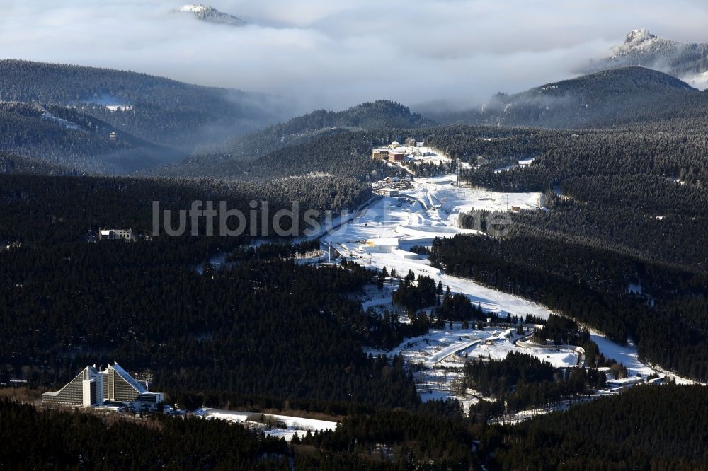 Luftaufnahme Oberhof - Winterlandschaft der mit Schnee bedeckten Skibahn mit der Skihalle und Hotel Panorama in Oberhof im Bundesland Thüringen