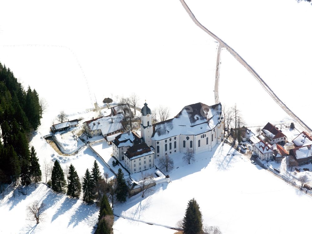 Steingaden aus der Vogelperspektive: Winterlandschaft der schneebedeckten Wieskirche in Wies in der Gemeinde Steingaden im Bundesland Bayern