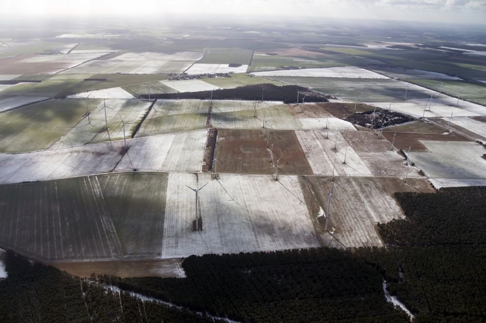Niedergörsdorf aus der Vogelperspektive: Winterlandschaft mit Windkraftanlagen in Niedergörsdorf im Bundesland Brandenburg