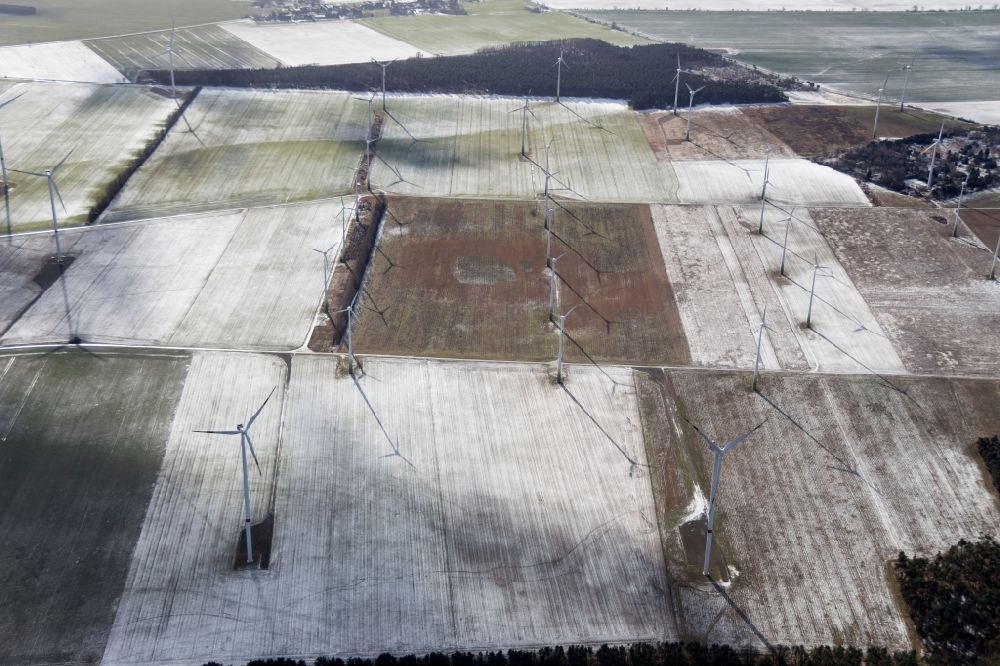 Luftbild Niedergörsdorf - Winterlandschaft mit Windkraftanlagen in Niedergörsdorf im Bundesland Brandenburg