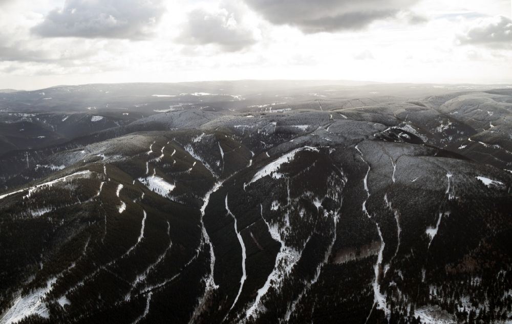 Goslar aus der Vogelperspektive: Winterlich mit Schnee bedeckte Bergrücken des Harz bei Goslar im Bundesland Niedersachsen