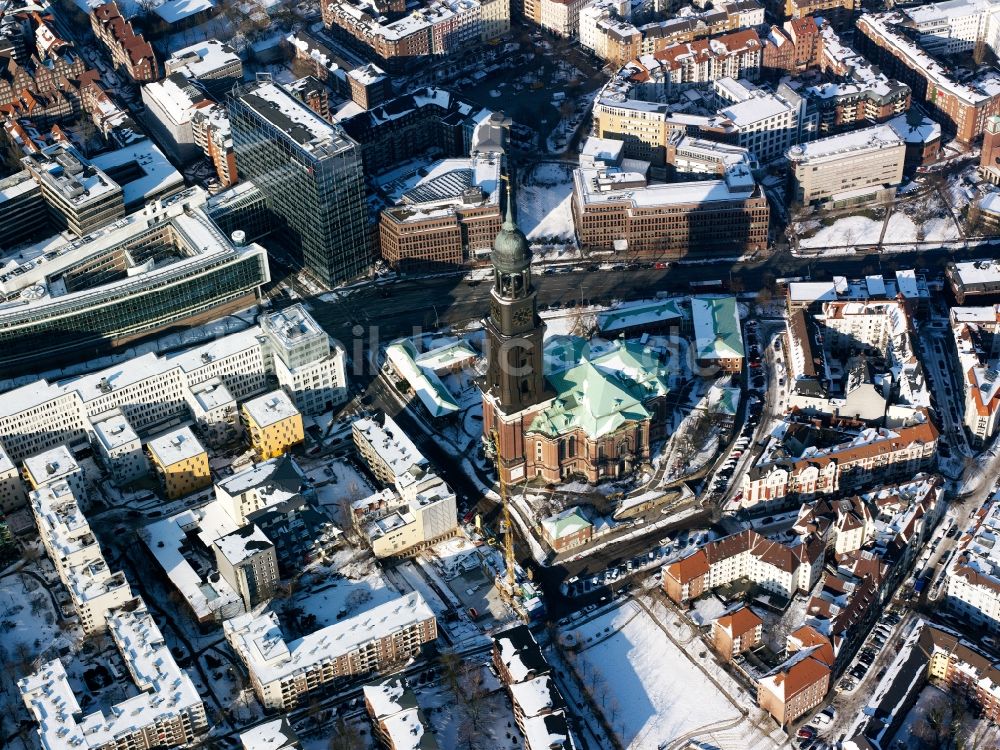 Hamburg von oben - Winterlich mit Schnee bedeckte evangelische Hauptkirche Sankt Michaelis in Hamburg