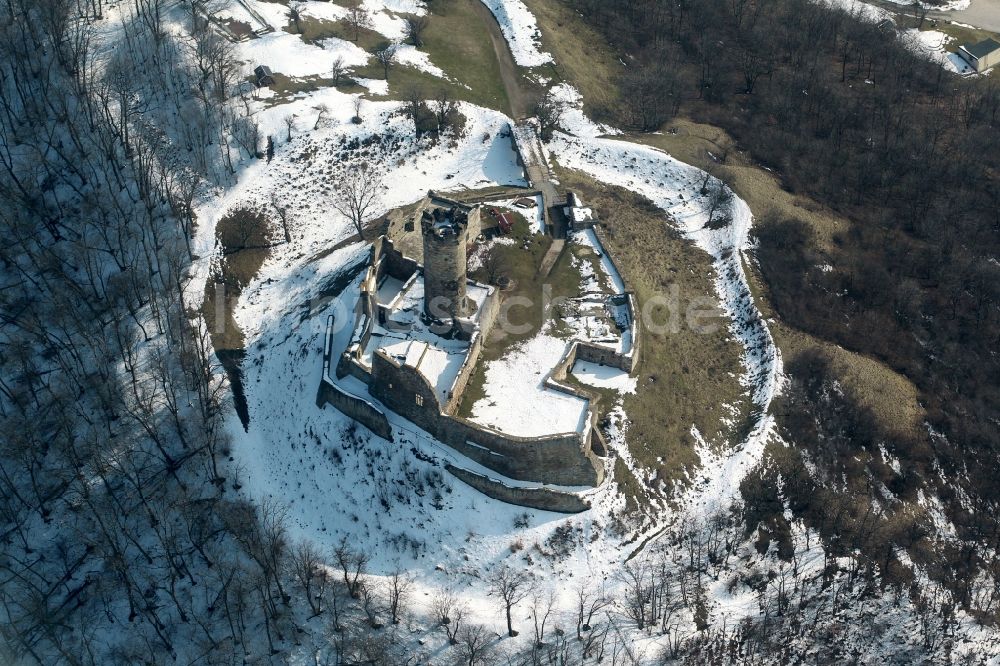 Luftaufnahme Mühlberg - Winterlich mit Schnee bedeckte Ruine der Burg Mühlberg im Bundesland Thüringen