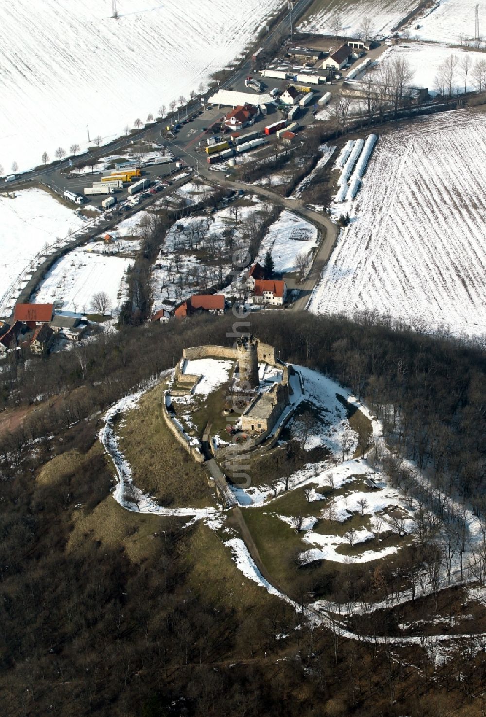 Mühlberg aus der Vogelperspektive: Winterlich mit Schnee bedeckte Ruine der Burg Mühlberg im Bundesland Thüringen