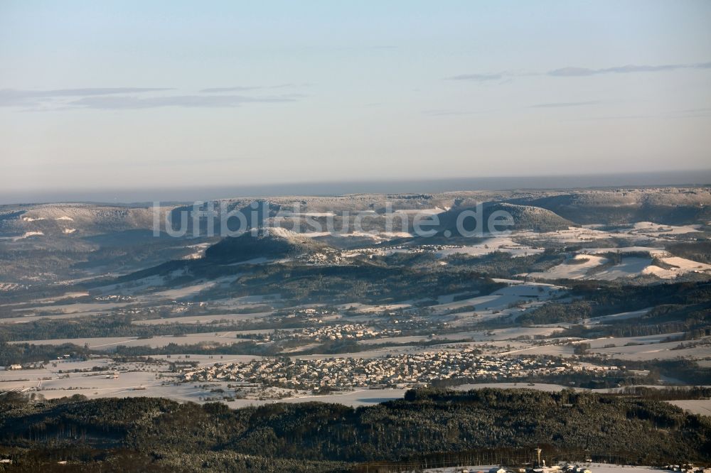 Gütenbach aus der Vogelperspektive: Winterlich mit Schnee bedeckte Schwarzwald- Landschaft bei Gütenbach im Bundesland Baden-Württemberg