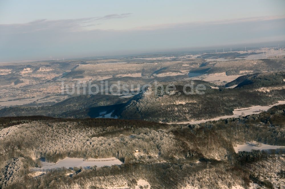 Luftaufnahme Gütenbach - Winterlich mit Schnee bedeckte Schwarzwald- Landschaft bei Gütenbach im Bundesland Baden-Württemberg