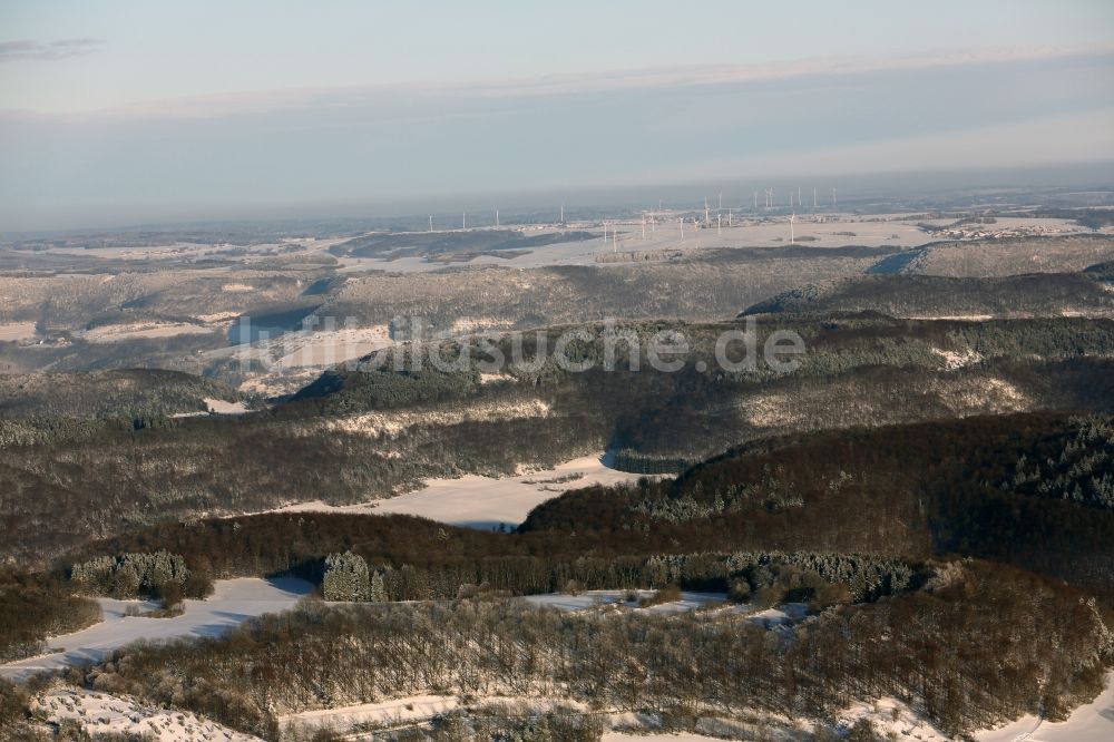 Gütenbach von oben - Winterlich mit Schnee bedeckte Schwarzwald- Landschaft bei Gütenbach im Bundesland Baden-Württemberg