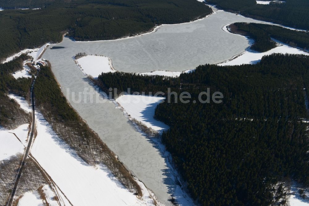 Luftbild Ilmenau - Winterlich mit Schnee bedeckte Waldlandschaft an der Talsperre - Stausee Heyda bei in Ilmenau im Bundesland Thüringen