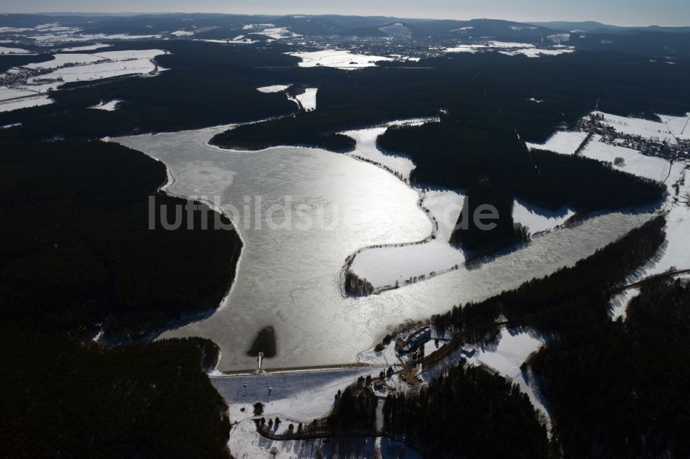 Luftaufnahme Ilmenau - Winterlich mit Schnee bedeckte Waldlandschaft an der Talsperre - Stausee Heyda bei in Ilmenau im Bundesland Thüringen