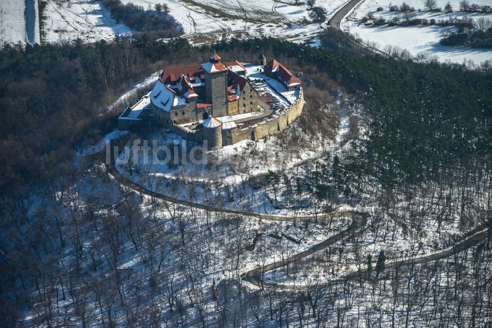 Luftbild Holzhausen - Winterlich mit Schnee bedeckter Berg der Wachsenburg bei Holzhausen im Bundesland Thüringen