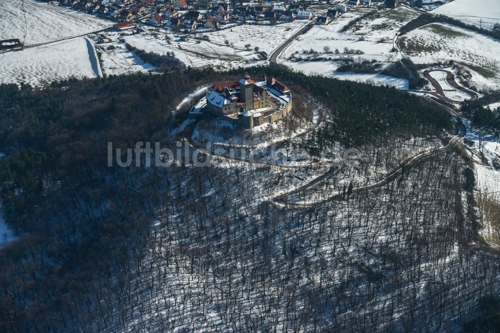 Luftaufnahme Holzhausen - Winterlich mit Schnee bedeckter Berg der Wachsenburg bei Holzhausen im Bundesland Thüringen