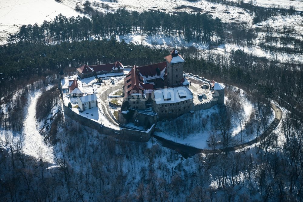 Holzhausen aus der Vogelperspektive: Winterlich mit Schnee bedeckter Berg der Wachsenburg bei Holzhausen im Bundesland Thüringen