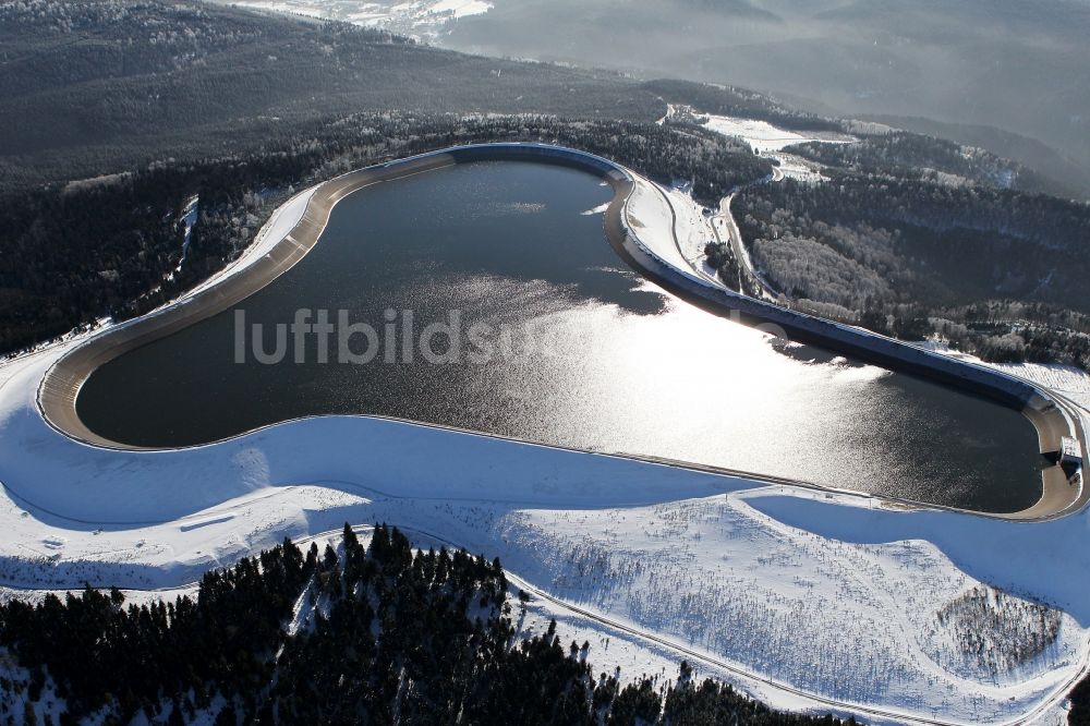 Goldisthal von oben - Winterlich mit Schnee bedeckter Damm des Stausees am Pumpspeicherwerk in Goldisthal im Bundesland Thüringen