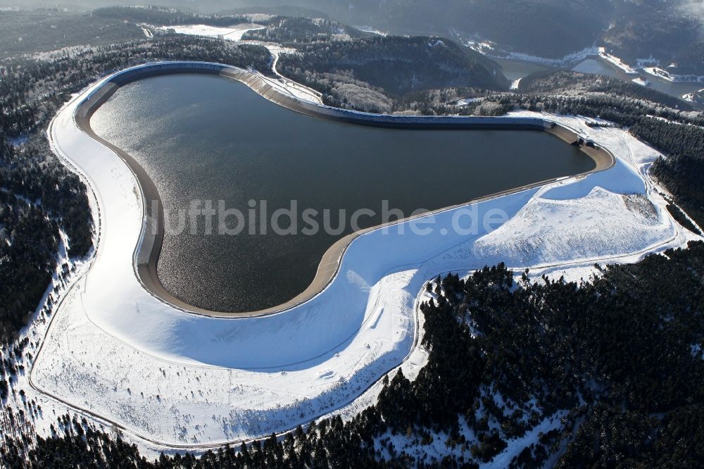 Goldisthal aus der Vogelperspektive: Winterlich mit Schnee bedeckter Damm des Stausees am Pumpspeicherwerk in Goldisthal im Bundesland Thüringen