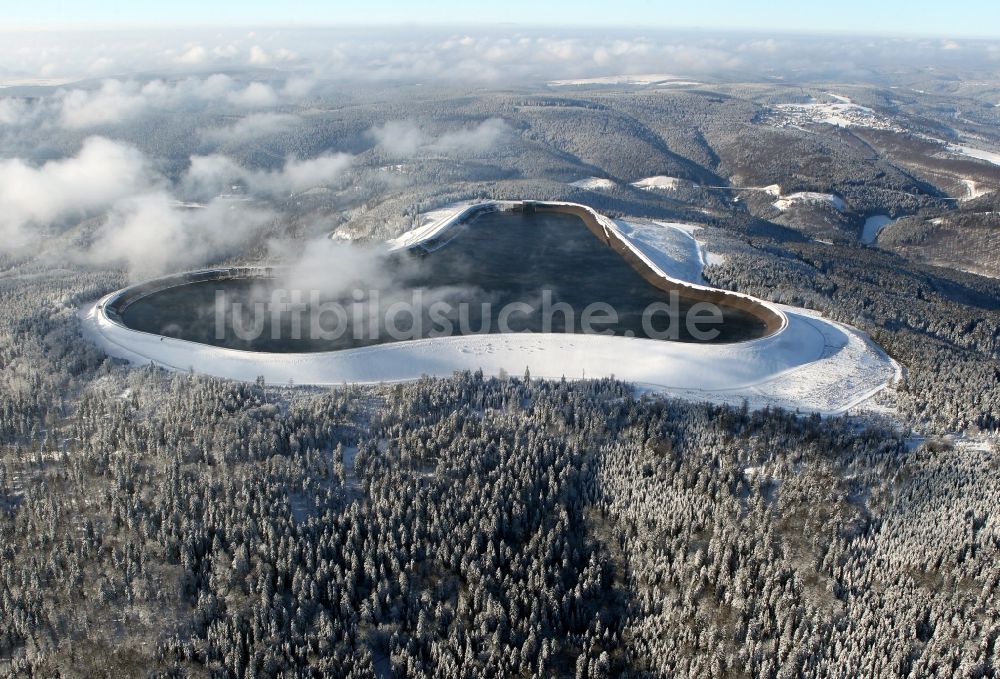 Luftbild Goldisthal - Winterlich mit Schnee bedeckter Damm des Stausees am Pumpspeicherwerk in Goldisthal im Bundesland Thüringen