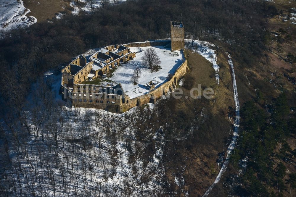 Luftbild Mühlberg - Winterlich mit Schnee bedeckter Hügel der Burg- Ruine Drei Gleichen bei Mühlberg im Bundesland Thüringen