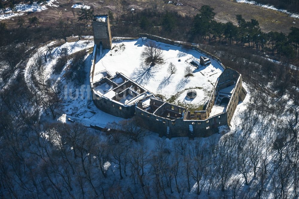 Mühlberg von oben - Winterlich mit Schnee bedeckter Hügel der Burg- Ruine Drei Gleichen bei Mühlberg im Bundesland Thüringen