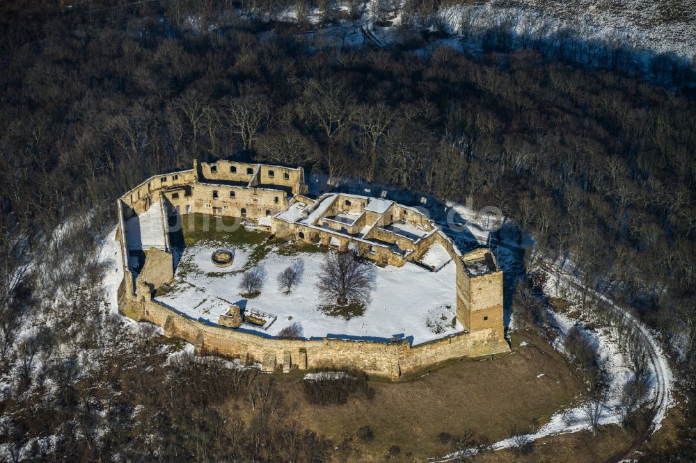 Mühlberg aus der Vogelperspektive: Winterlich mit Schnee bedeckter Hügel der Burg- Ruine Drei Gleichen bei Mühlberg im Bundesland Thüringen