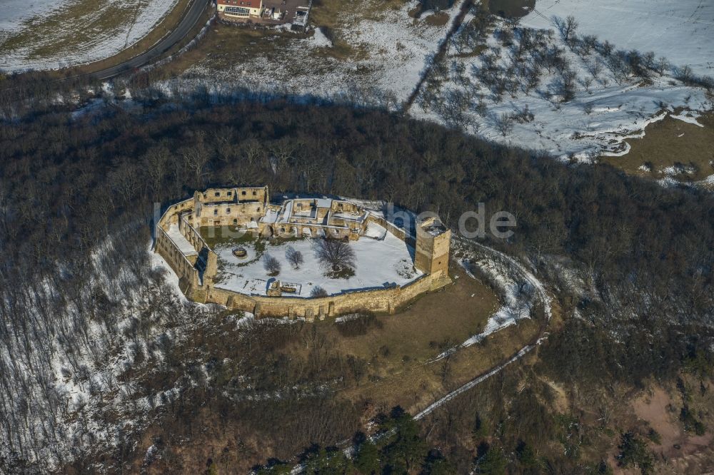 Luftbild Mühlberg - Winterlich mit Schnee bedeckter Hügel der Burg- Ruine Drei Gleichen bei Mühlberg im Bundesland Thüringen
