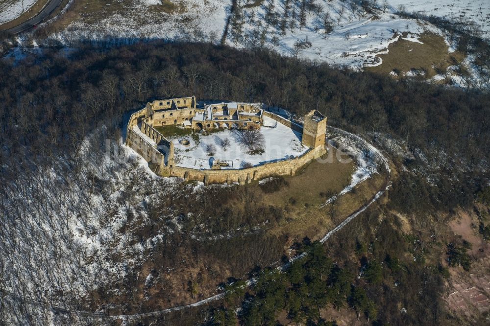 Luftaufnahme Mühlberg - Winterlich mit Schnee bedeckter Hügel der Burg- Ruine Drei Gleichen bei Mühlberg im Bundesland Thüringen