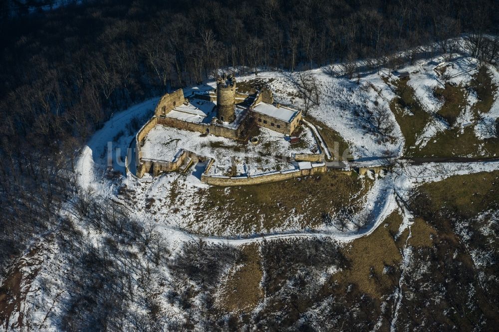 Luftaufnahme Mühlberg - Winterlich mit Schnee bedeckter Hügel der Burg- Ruine Drei Gleichen bei Mühlberg im Bundesland Thüringen