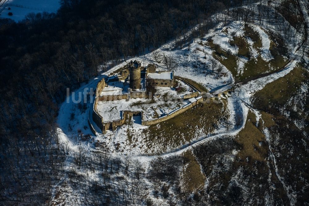 Mühlberg von oben - Winterlich mit Schnee bedeckter Hügel der Burg- Ruine Drei Gleichen bei Mühlberg im Bundesland Thüringen