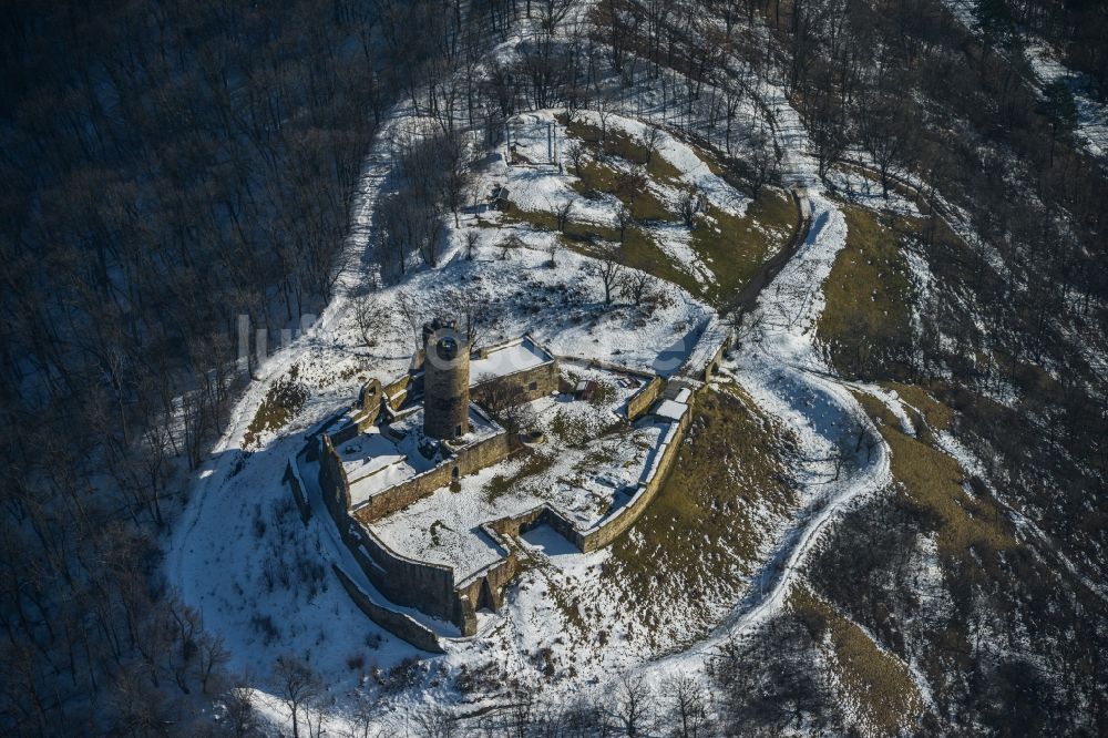 Mühlberg aus der Vogelperspektive: Winterlich mit Schnee bedeckter Hügel der Burg- Ruine Drei Gleichen bei Mühlberg im Bundesland Thüringen