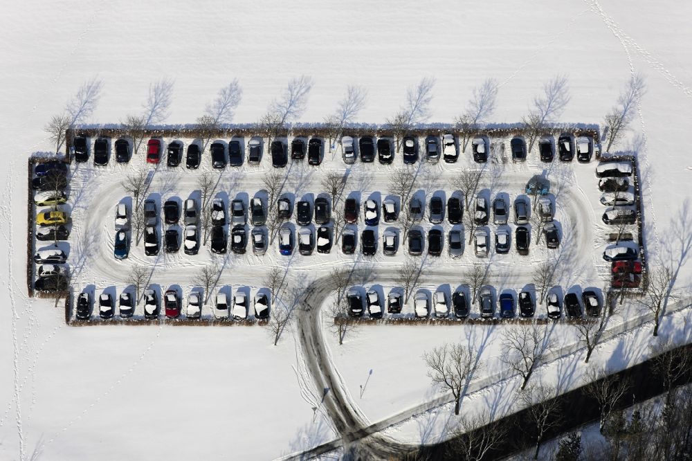 Luftbild Neubiberg - Winterlich mit Schnee bedeckter PKW- Parkplatz bei Neubiberg im Bundesland Bayern