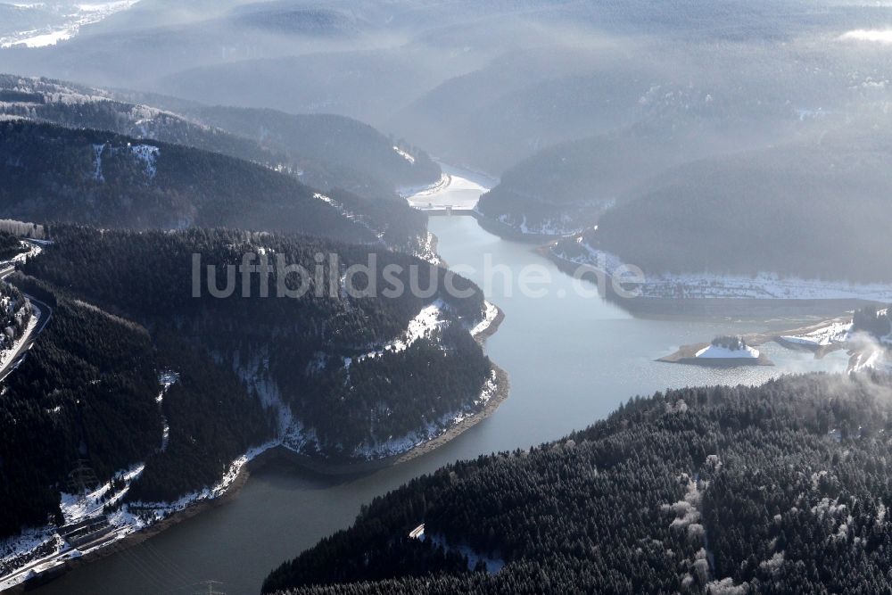 Goldisthal von oben - Winterlich mit Schnee bedeckter See des Unterbeckens am Pumpspeicherwerk in Goldisthal im Bundesland Thüringen