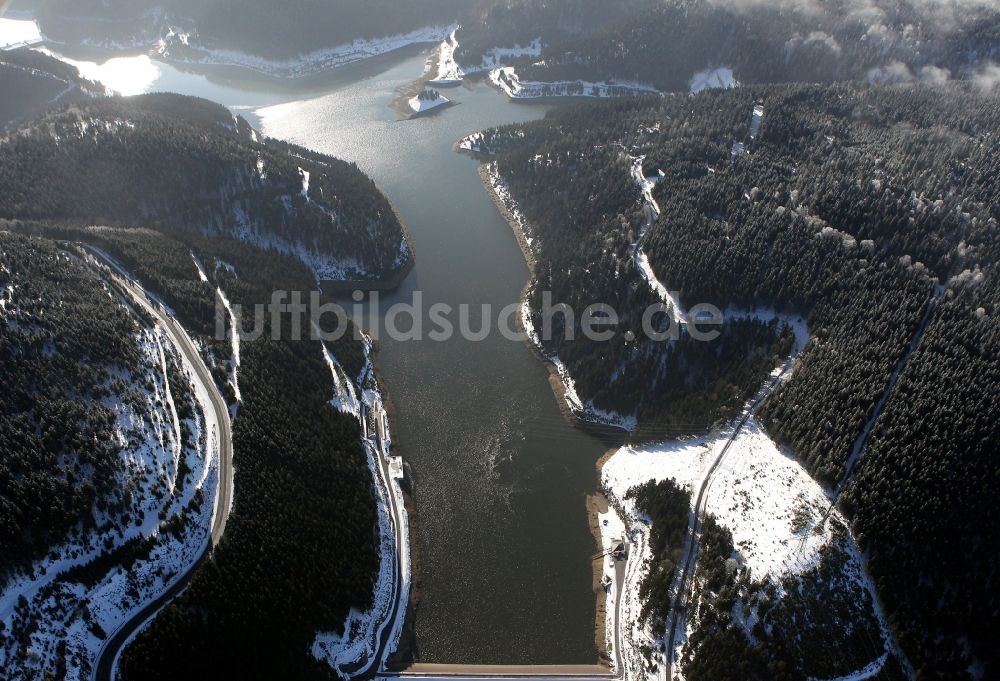 Goldisthal aus der Vogelperspektive: Winterlich mit Schnee bedeckter See des Unterbeckens am Pumpspeicherwerk in Goldisthal im Bundesland Thüringen