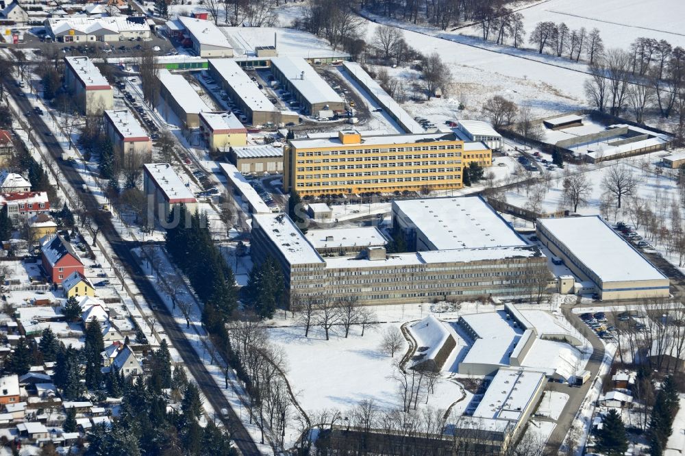 Luftaufnahme Hoppegarten - Winterlich mit Schnee bedecktes Gelände des Landesamt für Bauen und Verkehr - LBV in Hoppegarten im Bundesland Brandenburg