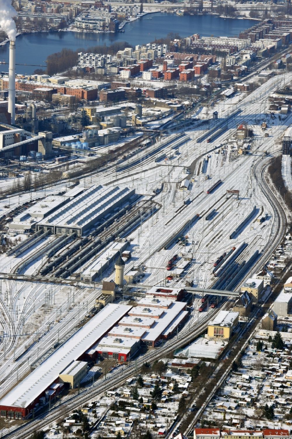 Berlin Schöneweide von oben - Winterlich mit Schnee bedecktes Gelände der Rangierbahnhof und Betriebsbahnhof Rummelsburg der Deutschen Bahn in Berlin - Rummelsburg