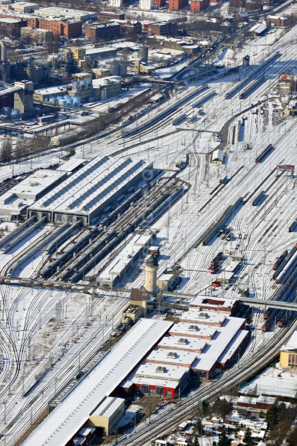 Luftbild Berlin Schöneweide - Winterlich mit Schnee bedecktes Gelände der Rangierbahnhof und Betriebsbahnhof Rummelsburg der Deutschen Bahn in Berlin - Rummelsburg
