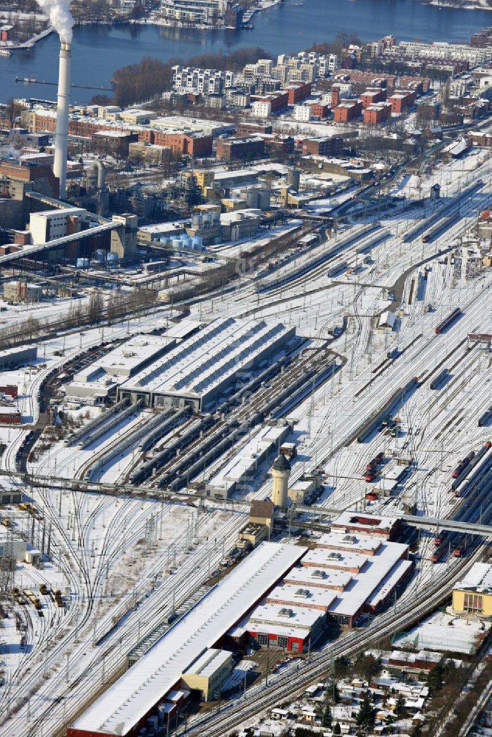 Luftaufnahme Berlin Schöneweide - Winterlich mit Schnee bedecktes Gelände der Rangierbahnhof und Betriebsbahnhof Rummelsburg der Deutschen Bahn in Berlin - Rummelsburg