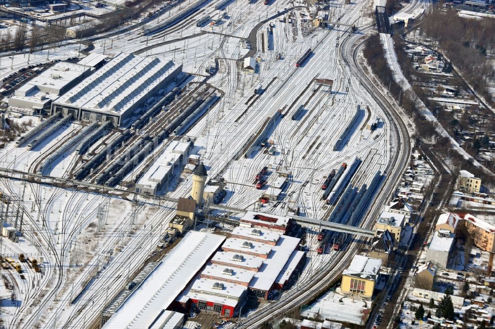 Berlin Schöneweide von oben - Winterlich mit Schnee bedecktes Gelände der Rangierbahnhof und Betriebsbahnhof Rummelsburg der Deutschen Bahn in Berlin - Rummelsburg