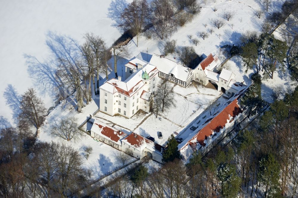 Luftaufnahme Berlin - Winterlich mit Schnee bedecktes Jagdschloß Grunewald am Grunewaldsee im Bezirk Steglitz - Zehlendorf