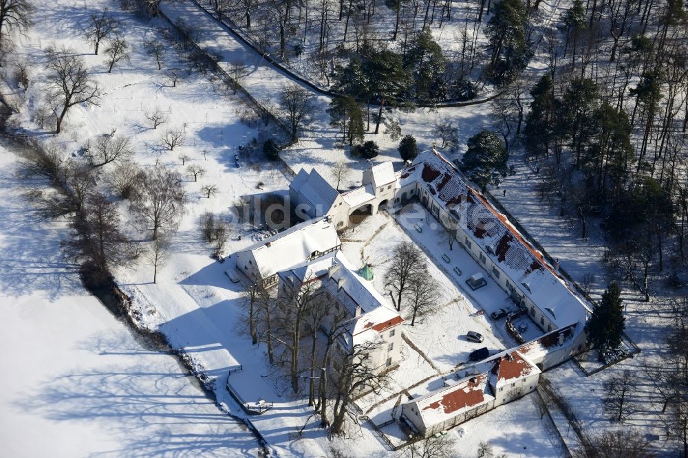 Berlin aus der Vogelperspektive: Winterlich mit Schnee bedecktes Jagdschloß Grunewald am Grunewaldsee im Bezirk Steglitz - Zehlendorf