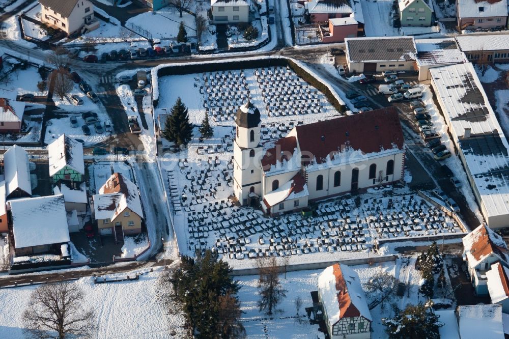 Luftbild Mothern - Winterlich mit Schnee bedecktes Kirchengebäude und Friedhof in Mothern in Alsace-Champagne-Ardenne-Lorraine, Frankreich