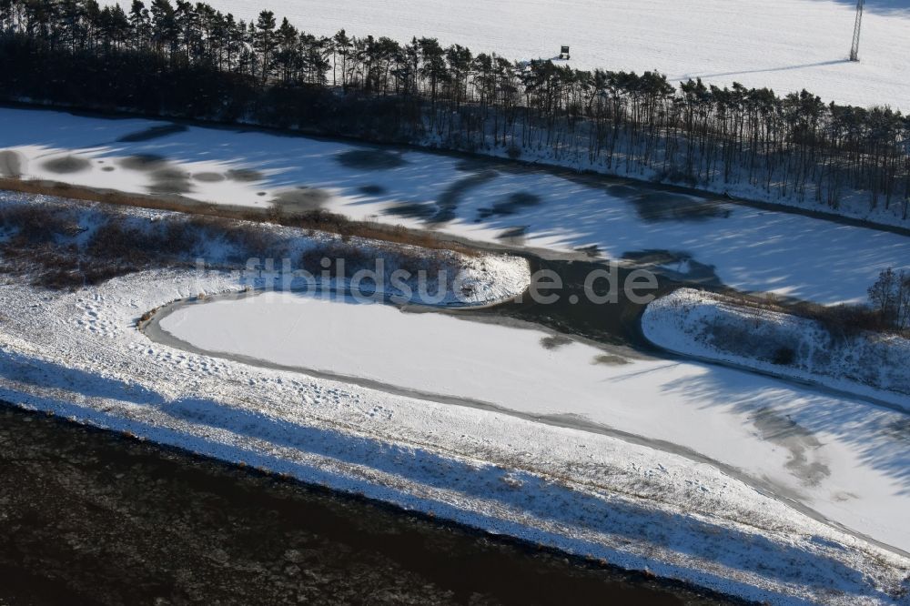 Nielebock aus der Vogelperspektive: Winterlich mit Schnee und Eis bedeckten Flußverlauf des Elbe-Havel-Kanal am Altarm bei Seedorf im Bundesland Sachsen-Anhalt